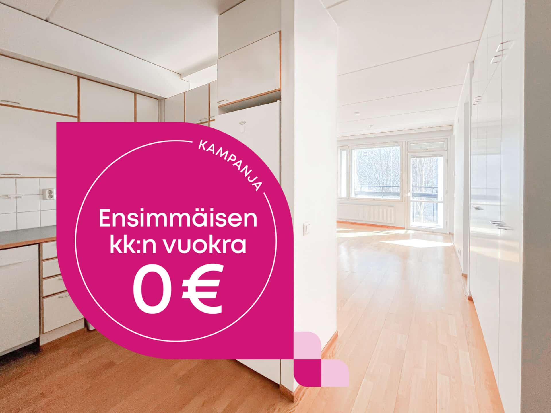 Valoisa, tyhjä asunto, jossa on puulattiat ja valkoiset seinät. Vaaleanpunaisessa pyöreässä banderollissa lukee ”Kampanja. Ensimmäisen kuukauden vuokra 0 €”, mikä viittaa tarjoukseen, jossa ensimmäisen kuukauden vuokra on ilmainen.