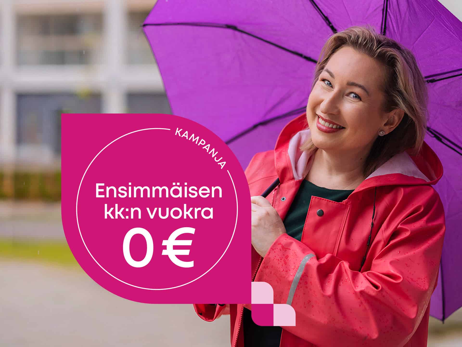 Hymyilevä nainen punaisessa sadetakissa pitää kädessään violettia sateenvarjoa ulkona. Vaaleanpunaisessa graafisessa tekstissä lukee ”Ensimmäisen kk:n vuokra 0€” ja ”Kampanja”, mikä mainostaa ensimmäisen kuukauden ilmaista vuokraa suomeksi.