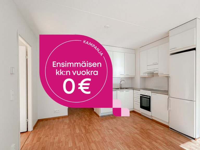 Tyhjä keittiö, jossa on valkoiset kaapit ja puun näköinen lattia; seinällä on tarjoustarra, jossa lukee: Kampanja: Ensimmäisen kk:n vuokra 0 €.