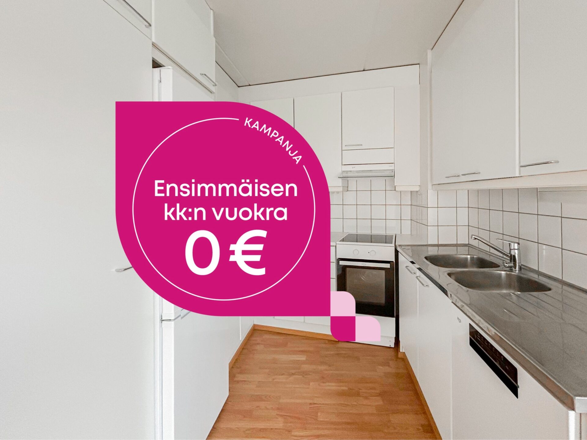 Valkoinen keittiö, jossa on puulattia ja tarjoustarra, jossa lukee: Kampanja: Ensimmäisen kuukauden vuokra 0 €.