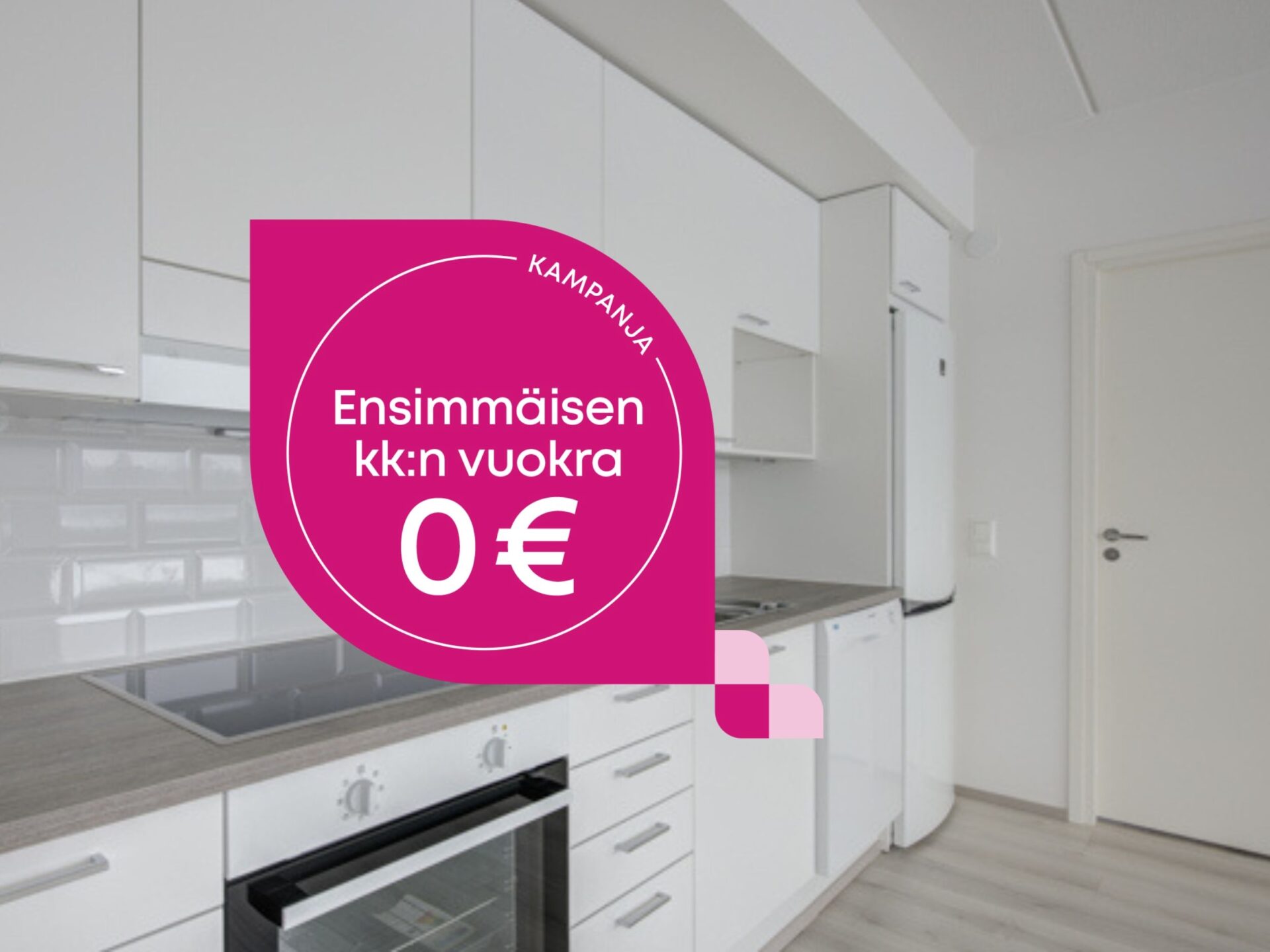 Keittiö, jossa on valkoiset kaapit ja vaaleanpunainen mainoskyltti, jossa lukee: KAMPANJA Ensimmäisen kuukauden vuokra 0 €.