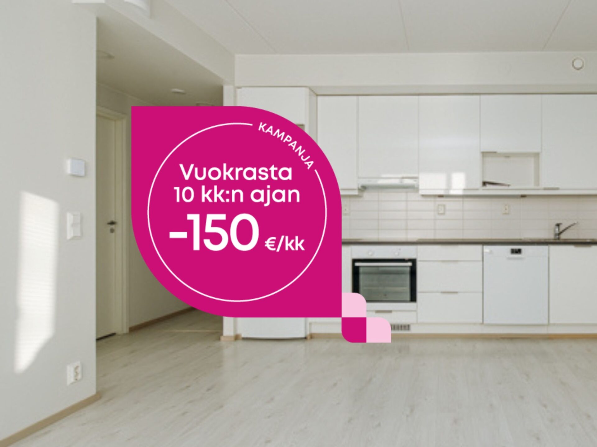 Keittiö, jossa on valkoiset kaapit ja vaaleanpunainen tarjoustarra, jossa lukee: Kampanja, vuokraa 10 kuukauden ajan –150 €/kk.