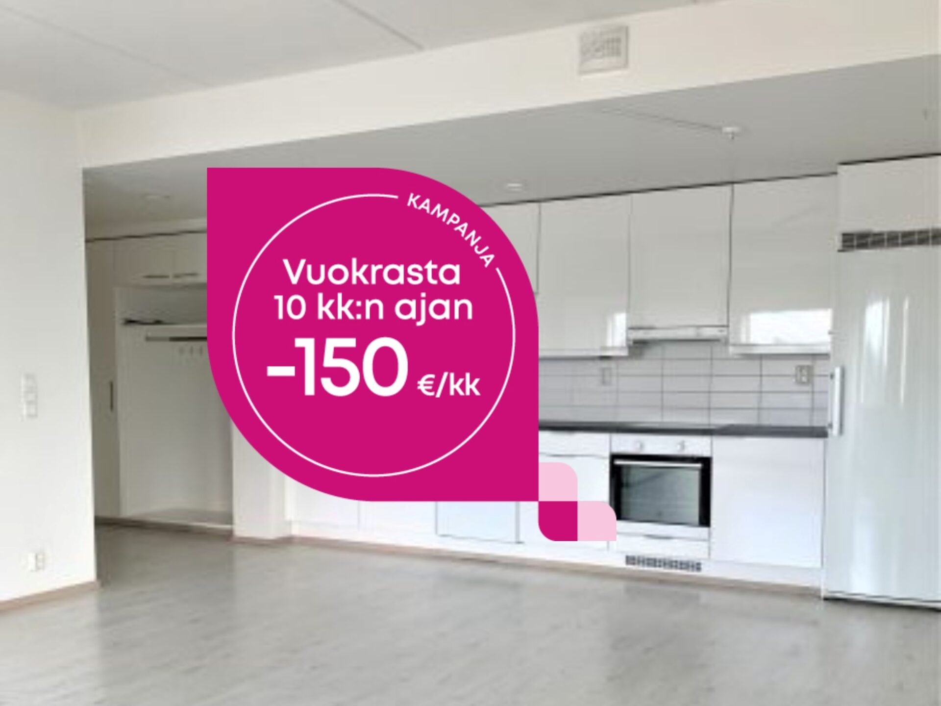 Valoisa keittiö, jossa on valkoiset kaapit ja mainosgrafiikka, jossa ilmoitetaan 150 euron kuukausialennus 10 kuukauden ajan.