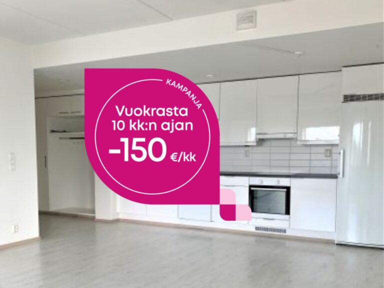 Valoisa keittiö, jossa on valkoiset kaapit ja mainosgrafiikka, jossa ilmoitetaan 150 euron kuukausialennus 10 kuukauden ajan.