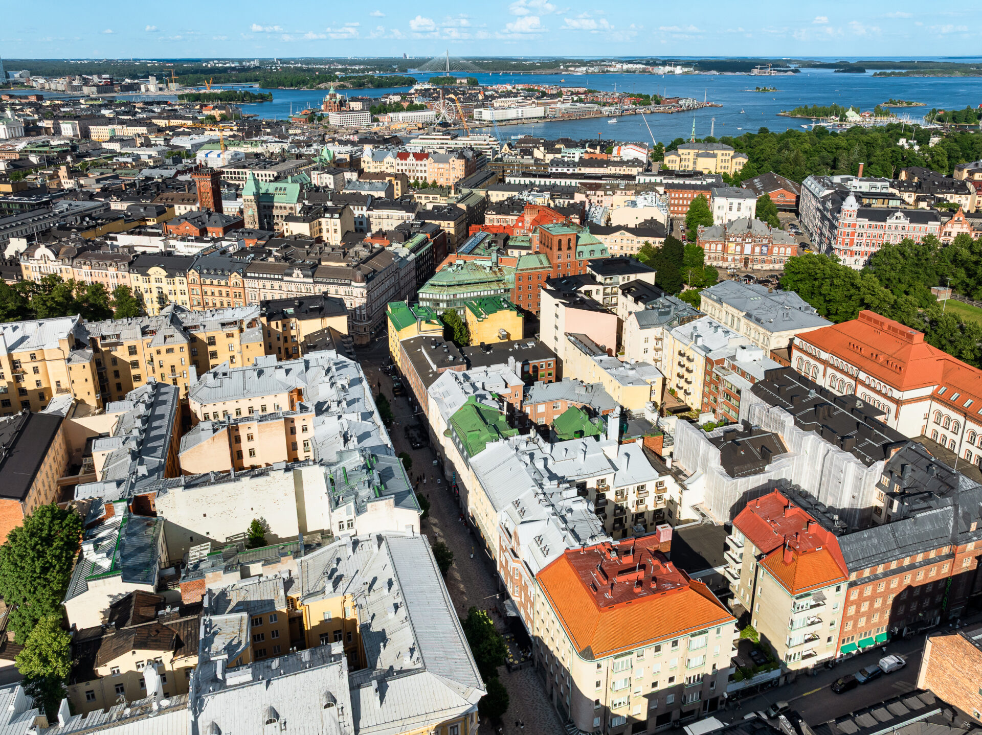 Ilmakuva Helsingin keskustasta, jossa näkyy värikkäitä rakennuksia ja taustalla satama.