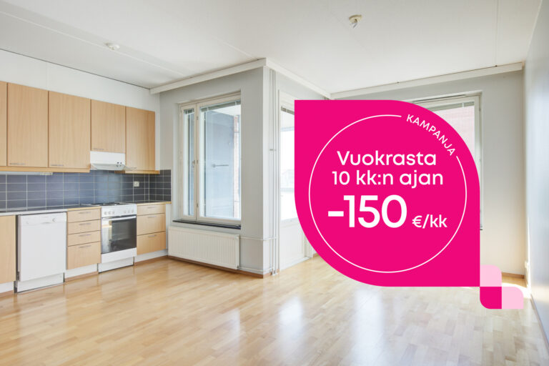 Tyhjä asunnon keittiö, jossa on vaaleat puukaapit ja mainosjuliste, jossa mainostetaan 150 euron kuukausittaista vuokra-alennusta 10 kuukauden ajan.